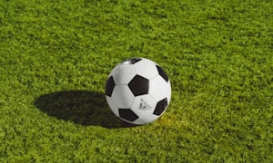 足球比赛直播画面截图，球员正在射门