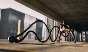 篮球比赛直播画面截图，球员正在上篮